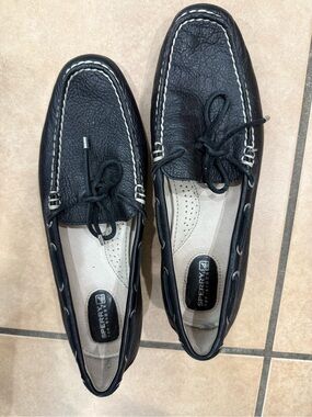 Sperry Black Leather Boat Shoes with Contrast Stitching